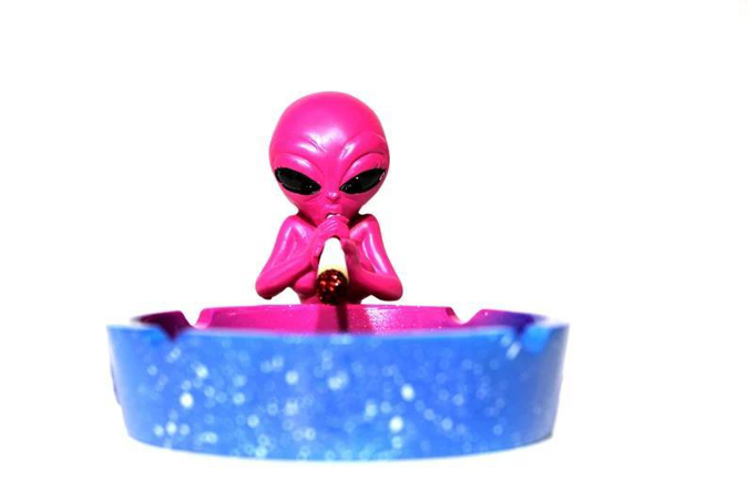 Picture of FDX5105 Resin Ashtray Red & Blue Alien